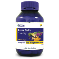 Prehransko dopolnilo Blooms Liver Detox 1A s pegastim badljem, kurkumo, artičoko in črnim poprom. Pegasti badelj pripomore k zaščiti jeter in pomaga ohranjati zdravje srca, črni poper pomaga izločiti toksine, artičoka pa podpira detoksifikacijo.