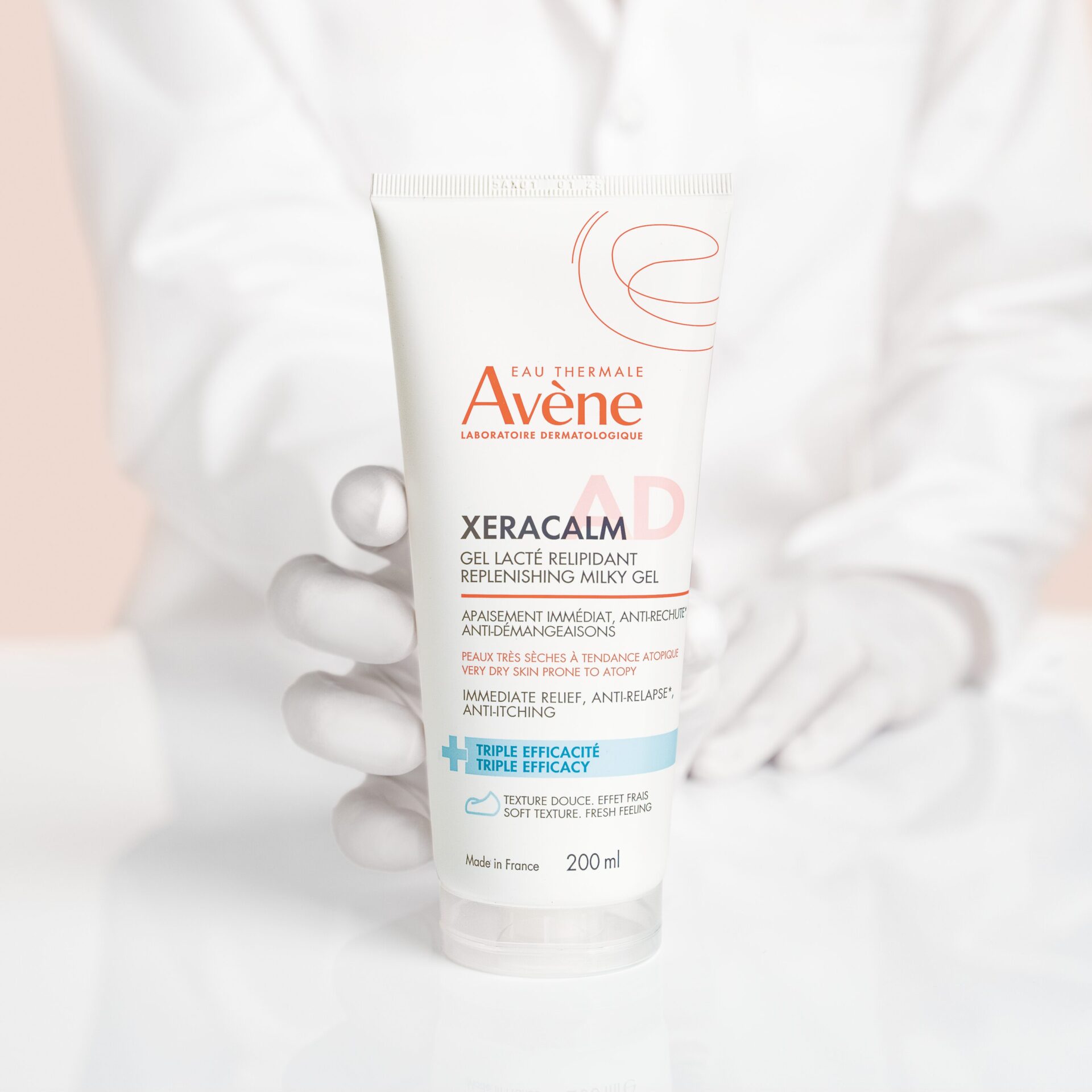 Avène XeraCalm A.D mlečni gel za obnovo lipidov, 200 ml